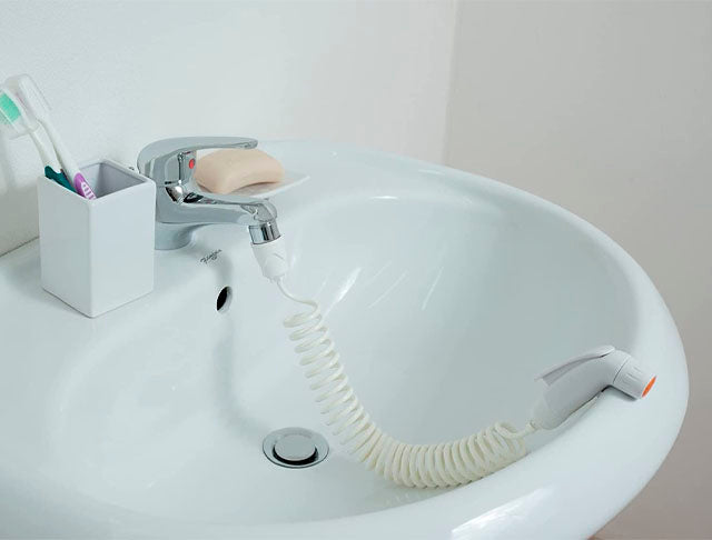 La ducha higiénica como alternativa al bidé – Materiales de Fontanería
